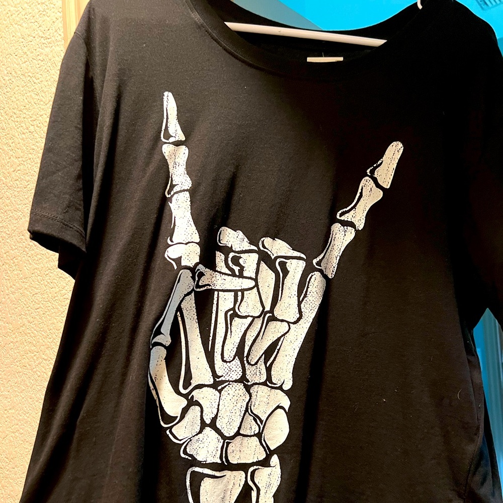 NWT Zoe&Liv Skeleton Rock crop tee